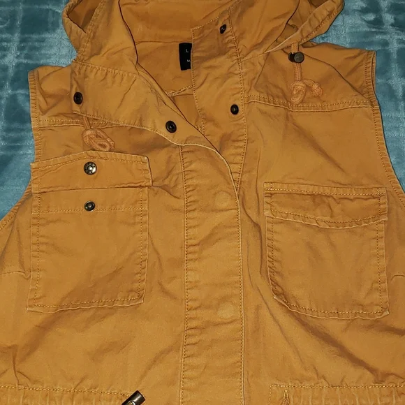 Love Tree sleeveless utility vest with hood in mustard - Picture 5 of 7